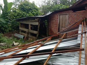 Atap Rumah Miskidi Berjatuhan Diterjang Puting Beliung di Musi Rawas