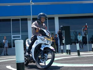 Polisi Korea Selatan Kagum Lihat Proses Bikin SIM di Indonesia Polisi Korea Selatan Kagum Lihat Proses Bikin SIM di Indonesia