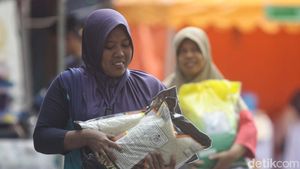Semringah Warga Bisa Beli Sembako dengan Harga Terjangkau