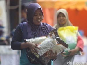 Semringah Warga Bisa Beli Sembako dengan Harga Terjangkau