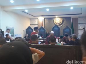 8 Penyerang Polisi di Mataram Terancam 4 Tahun Bui, Keluarga Minta Bebas 8 Penyerang Polisi di Mataram Terancam 4 Tahun Bui, Keluarga Minta Bebas