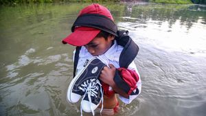 Potret Perjuangan Siswa Maluku Utara Seberangi Sungai Demi Sekolah