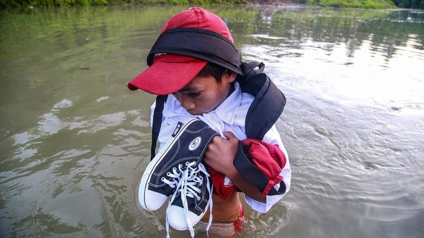 Potret Perjuangan Siswa Maluku Utara Seberangi Sungai Demi Sekolah