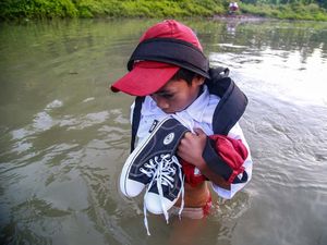 Potret Perjuangan Siswa Maluku Utara Seberangi Sungai Demi Sekolah Potret Perjuangan Siswa Maluku Utara Seberangi Sungai Demi Sekolah