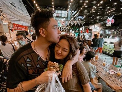 Mesranya Siti Badriah Saat Kulineran Bareng Suami di Thailand