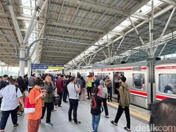 Stasiun Cikini Gangguan Operasional, Penumpang KRL Menumpuk di Manggarai