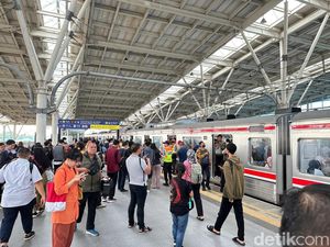 Stasiun Cikini Gangguan Operasional, Penumpang KRL Menumpuk di Manggarai Stasiun Cikini Gangguan Operasional, Penumpang KRL Menumpuk di Manggarai