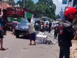 Tukang Rujak di Bandung Barat Tewas Dihantam Roda Truk yang Copot