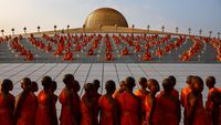 Potret Umat Buddha di Thailand Rayakan Hari Makha Bucha