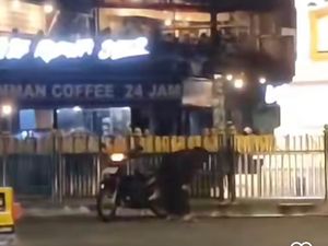 Viral Pria Salat di Tengah Jalan Menghadap Tugu Jogja