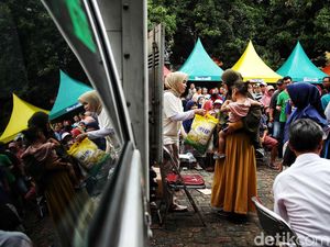 Potret Warga Rela Antre untuk Beli Beras Murah di Sunter