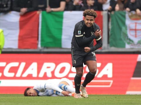 TURIN, ITALY - FEBRUARY 25: Weston McKennie of Juventus grimaces as he grasps his dislocated shoulder following a challenge on Kaio Jorge of Frosinone Calcio during the Serie A TIM match between Juventus and Frosinone Calcio at  on February 25, 2024 in Turin, Italy. (Photo by Jonathan Moscrop/Getty Images)