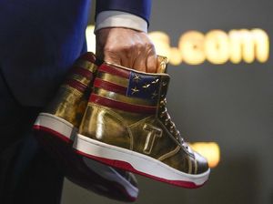 Wujud Sneakers Donald Trump yang Harganya Fantastis