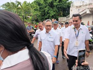 Zulhas Cek Harga Beras di Pasar Klender, Warga Teriak: Beras Turunin Pak