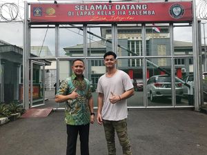 Agung Saga Bebas Usai 2 Tahun di Penjara, Siap Berkarier Lagi Agung Saga Bebas Usai 2 Tahun di Penjara, Siap Berkarier Lagi