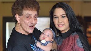 7 Foto Ahmad Albar Bareng Istri Muda dan Putrinya yang Beda 70 Tahun, Kompak