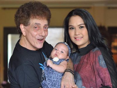 7 Foto Ahmad Albar Bareng Istri Muda dan Putrinya yang Beda 70 Tahun, Kompak