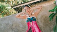 7 Pemotretan Andien Aisyah Terinspirasi Ondel-ondel, Playful Tabrak Warna