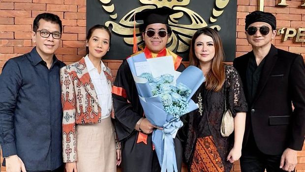Momen wisuda anak sambung Anji Manji