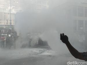 Asap Tebal Penuhi Depan Bawaslu Usai Massa Bakar Replika Keranda dan Ban Asap Tebal Penuhi Depan Bawaslu Usai Massa Bakar Replika Keranda dan Ban