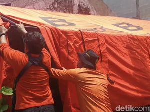 BPBD Gresik Dirikan Tenda Darurat untuk Korban Tanah Ambles di Driyorejo BPBD Gresik Dirikan Tenda Darurat untuk Korban Tanah Ambles di Driyorejo