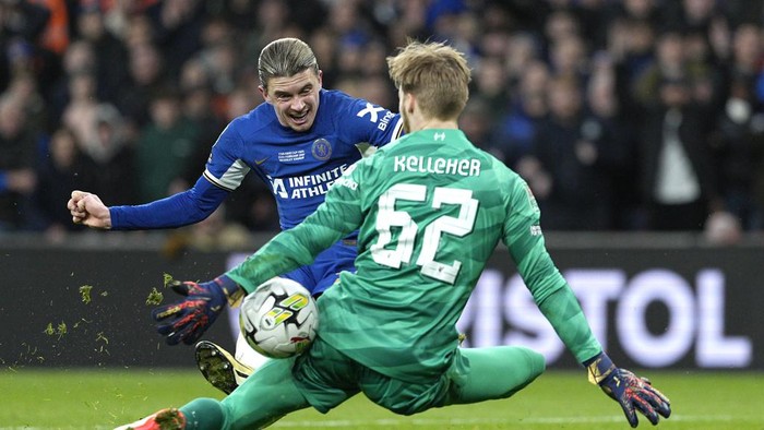 Chelseas Conor Gallagher makes an attempt to score past Liverpools goalkeeper Caoimhin Kelleher during the English League Cup final soccer match between Chelsea and Liverpool at Wembley Stadium in London, Sunday, Feb. 25, 2024. (AP Photo/Dave Shopland)