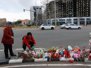 Bunga hingga Boneka Kenang Korban Kebarakan Apartemen di Valencia Bunga hingga Boneka Kenang Korban Kebarakan Apartemen di Valencia