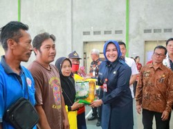 Bupati Klaten Salurkan Bantuan Pangan Murah ke Masyarakat Juwiring