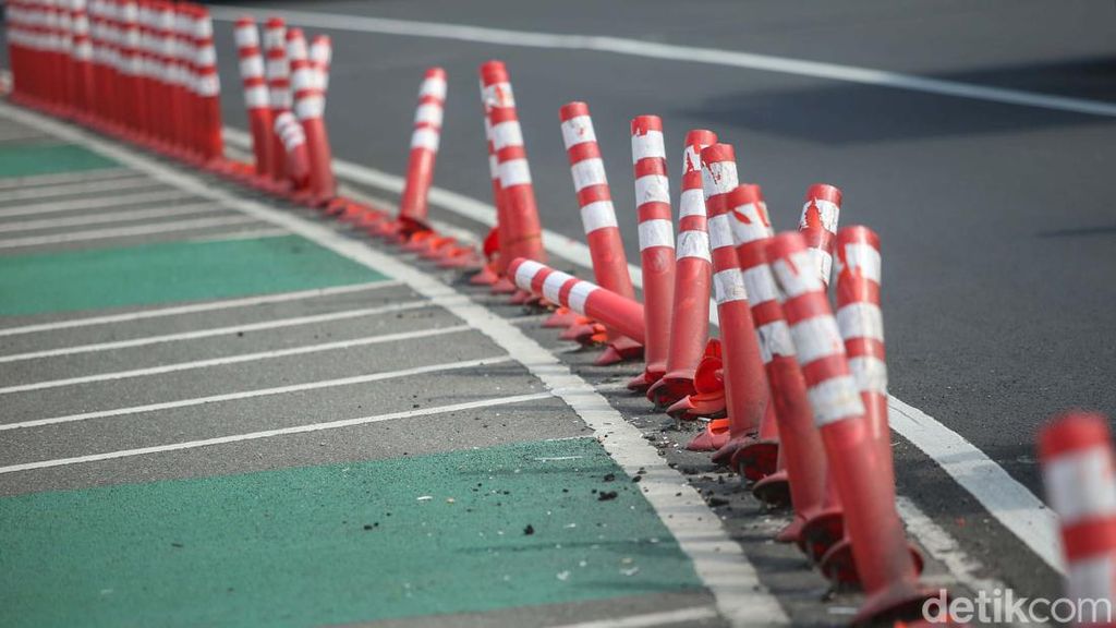 Duh! Stick Cone di Flyover Kuningan Rusak Duh! Stick Cone di Flyover Kuningan Rusak
