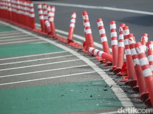 Duh! Stick Cone di Flyover Kuningan Rusak Duh! Stick Cone di Flyover Kuningan Rusak