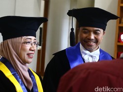 So Sweet! Suami-Istri Dikukuhkan Bareng Jadi Guru Besar UGM