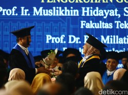 Momen Prof Muslikhin Beri Bunga ke Istri Saat Dikukuhkan Bareng oleh UGM