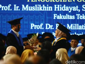 Momen Prof Muslikhin Beri Bunga ke Istri Saat Dikukuhkan Bareng oleh UGM Momen Prof Muslikhin Beri Bunga ke Istri Saat Dikukuhkan Bareng oleh UGM