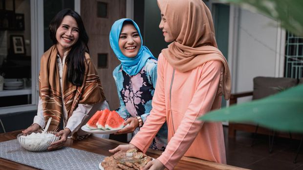 three hijab woman preparing food to serve with friends at home