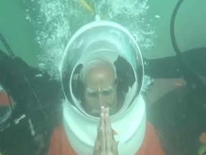 Momen PM India Narendra Modi Berdoa di Bawah Laut