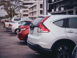 Perbedaan Mobil Hatchback dan Sedan, Beserta Kelebihan dan Kekurangannya