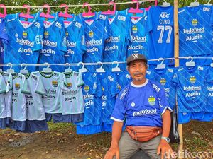 Perjuangan Koko Berburu Cuan dari Atribut Persib