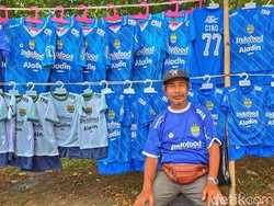 Perjuangan Koko Berburu Cuan dari Atribut Persib