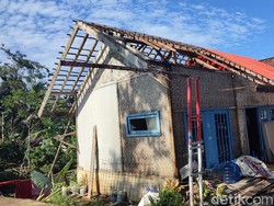 Adzan Tak Henti-henti Ketika Puting Beliung Menyapu Desa di Ciamis