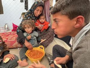 Kisah Haru Perjuangan Bocah Gaza Cari Makanan untuk Keluarga