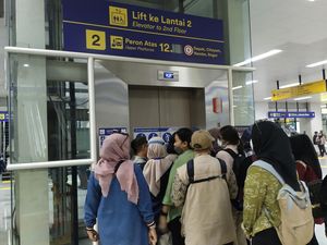 Lift Jadi Rebutan Penumpang KRL Saat Eskalator Stasiun Manggarai Mati Lift Jadi Rebutan Penumpang KRL Saat Eskalator Stasiun Manggarai Mati