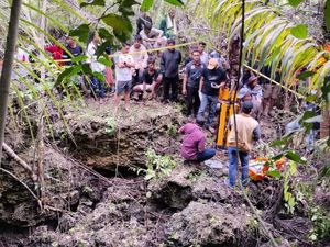 Beredar Foto Pria Disebut Pembunuh Bocah di Gua Buton Selatan, Polisi Bantah! Beredar Foto Pria Disebut Pembunuh Bocah di Gua Buton Selatan, Polisi Bantah!