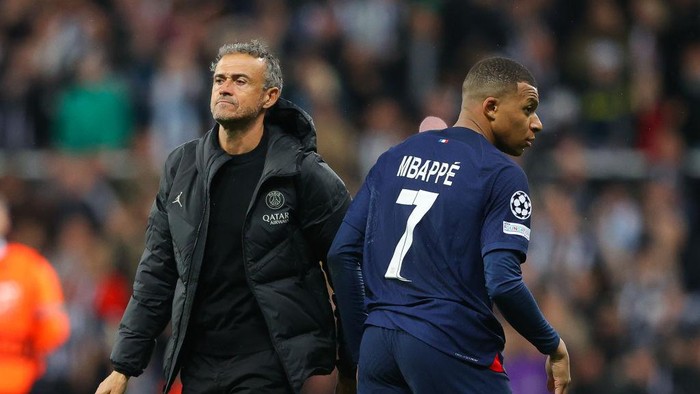 Luis Enrique, Kylian Mbappe NEWCASTLE UPON TYNE, ENGLAND - OCTOBER 04: Kylian Mbappe of Paris Saint-Germain walks past Luis Enrique, manager of Paris Saint-Germain, during the UEFA Champions League match between Newcastle United FC and Paris Saint-Germain at St. James Park on October 04, 2023 in Newcastle upon Tyne, England. (Photo by James Gill - Danehouse/Getty Images)