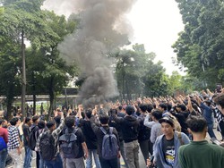 Demo Mahasiswa UP Sempat Ricuh, Jalan Lenteng Agung Macet