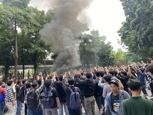 Demo Mahasiswa UP Sempat Ricuh, Jalan Lenteng Agung Macet Demo Mahasiswa UP Sempat Ricuh, Jalan Lenteng Agung Macet