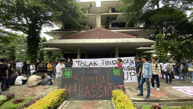 Mahasiswa Universitas Pancasila demo Gedung Rektorat usai dugaan pelecehan rektor.