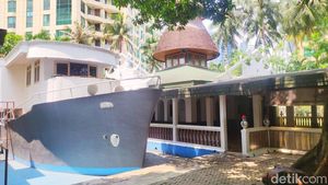 Potret Masjid Perahu di Tebet, Ada Sekilo Emas di Puncak Kubahnya!