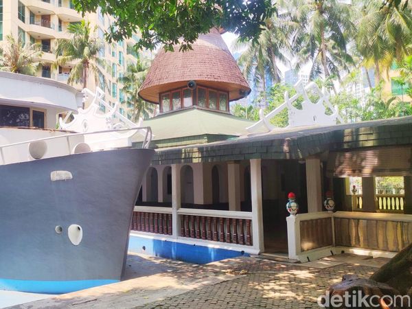 Potret Masjid Perahu di Tebet, Ada Sekilo Emas di Puncak Kubahnya!