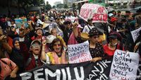 Massa Pro dan Kontra Demo di Depan Bawaslu