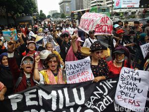 Massa Pro dan Kontra Demo di Depan Bawaslu